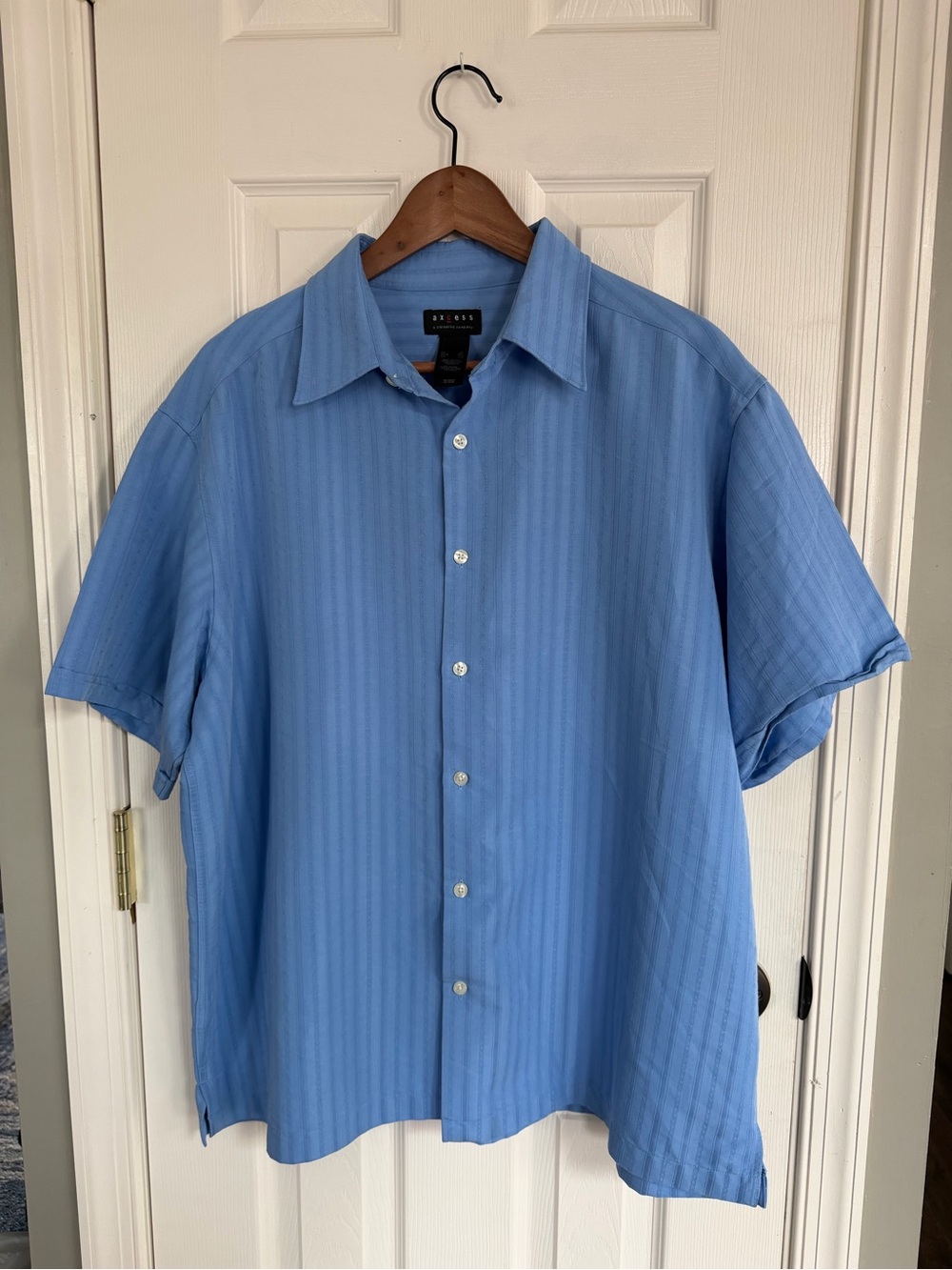 Axcess Short Sleeve men’s Button-Up Shirt in Light Blue, XL, Claiborne casual
